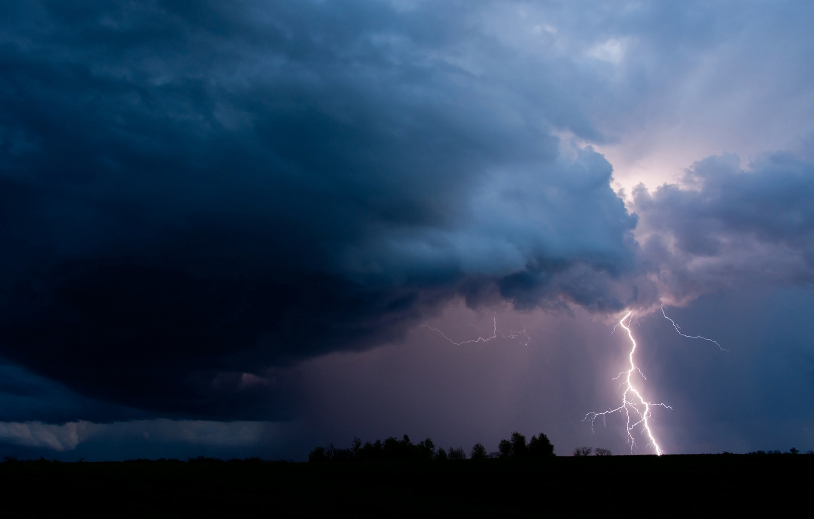 The Met department warns thunderstorms with lightning from April 9 to 11.