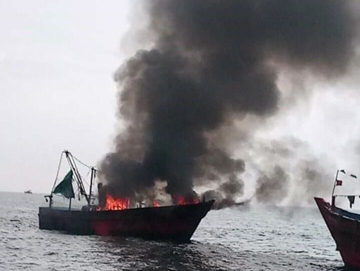 A huge fire accident in fishing boat off Gangolli coast, 9 fishermen rescued