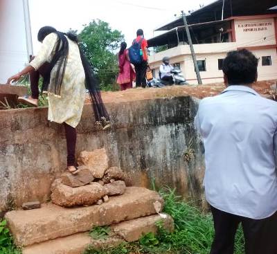 ಇಂದ್ರಾಳಿ.. ಸೇತುವೆ ಬಳಿ. ಮೆಟ್ಟಲು ನಿರ್ಮಿಸಲು ಒತ್ತಾಯ ಇಂದ್ರಾಳಿ.. ಸೇತುವೆ ಬಳಿ. ಮೆಟ್ಟಲು ನಿರ್ಮಿಸಲು ಒತ್ತಾಯ