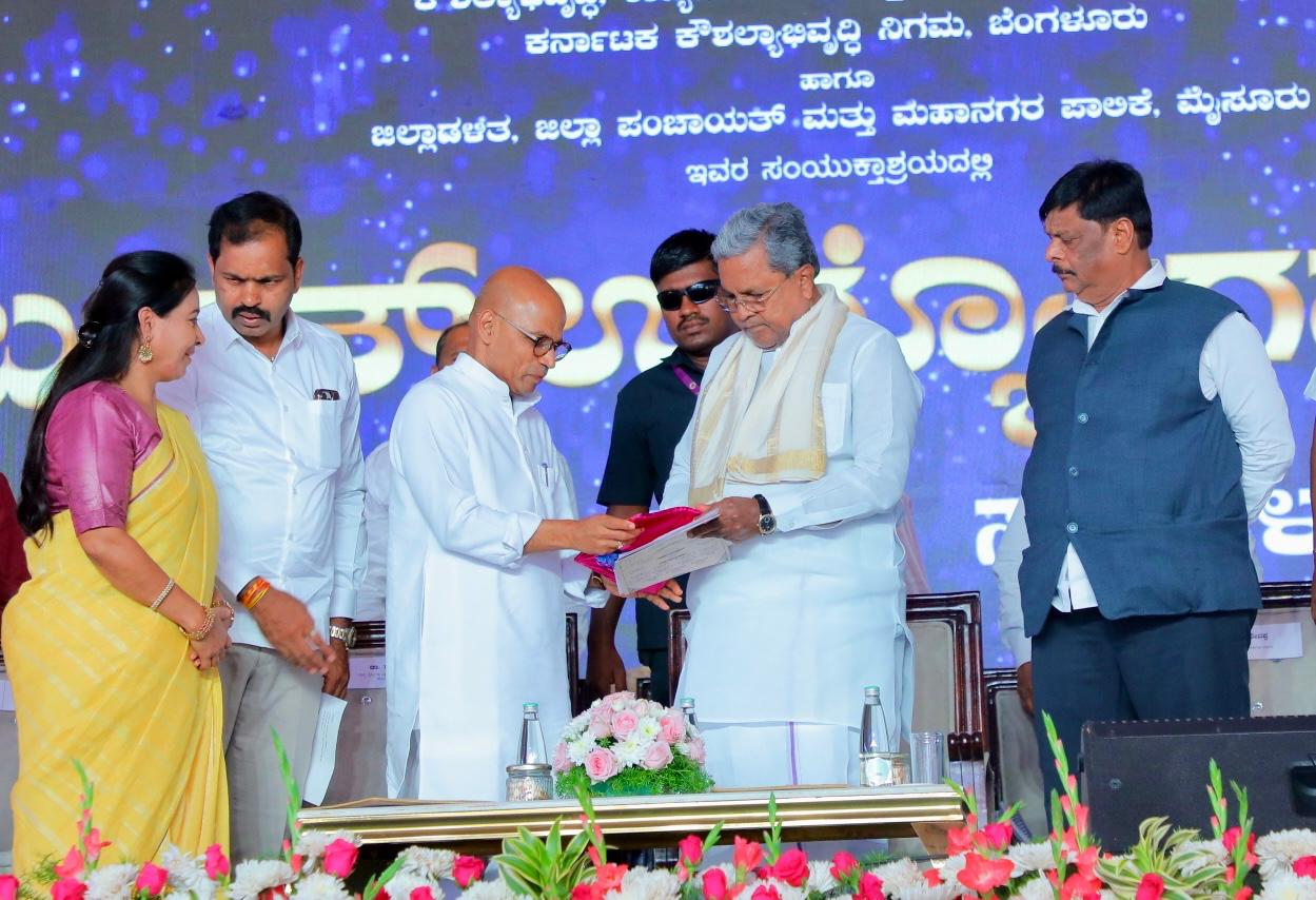 ಉದ್ಯೋಗ ಸೃಷ್ಟಿ ನಮ್ಮ ಆದ್ಯತೆ: ಪ್ರತೀ ಜಿಲ್ಲೆಯಲ್ಲಿ ಉದ್ಯೋಗ ಮೇಳ: ಸಿ.ಎಂ.ಸಿದ್ದರಾಮಯ್ಯ ಉದ್ಯೋಗ ಸೃಷ್ಟಿ ನಮ್ಮ ಆದ್ಯತೆ: ಪ್ರತೀ ಜಿಲ್ಲೆಯಲ್ಲಿ ಉದ್ಯೋಗ ಮೇಳ: ಸಿ.ಎಂ.ಸಿದ್ದರಾಮಯ್ಯ