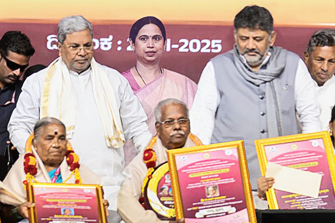 ಕಲಾಕ್ಷೇತ್ರದಲ್ಲಿ ಶ್ರೀ ಪಿ. ಎನ್. ಆಚಾರ್ಯರಿಗೆ ರಾಜ್ಯ ಪ್ರಶಸ್ತಿ ಕಲಾಕ್ಷೇತ್ರದಲ್ಲಿ ಶ್ರೀ ಪಿ. ಎನ್. ಆಚಾರ್ಯರಿಗೆ ರಾಜ್ಯ ಪ್ರಶಸ್ತಿ