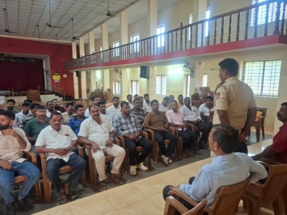 ಬ್ರಹ್ಮಾವರ ಪೊಲೀಸರಿಂದ ಟಿಪ್ಪರ್ ಚಾಲಕ, ಮಾಲಕರ ಸಭೆ ಬ್ರಹ್ಮಾವರ ಪೊಲೀಸರಿಂದ ಟಿಪ್ಪರ್ ಚಾಲಕ, ಮಾಲಕರ ಸಭೆ