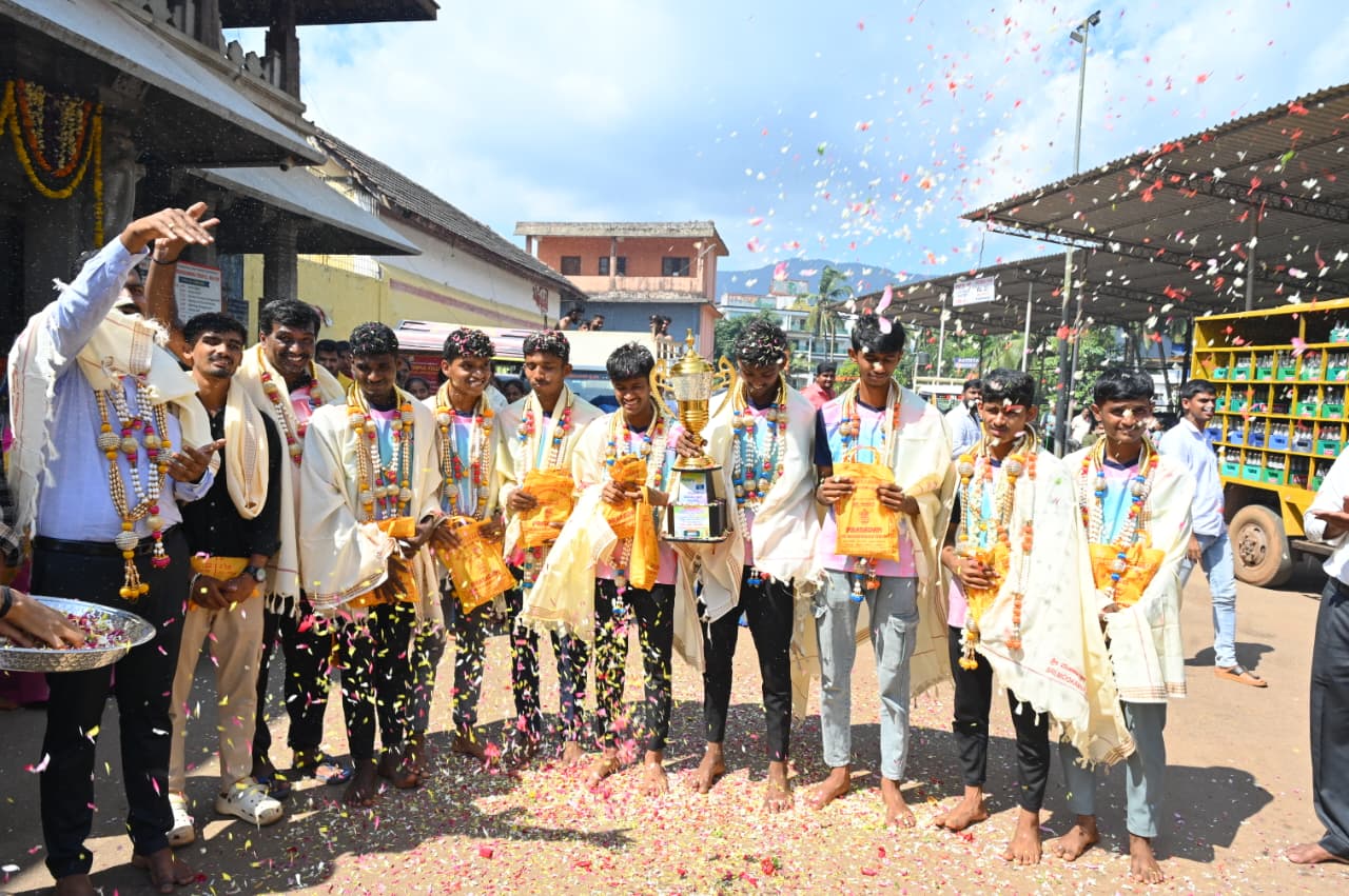 ಕೊಲ್ಲೂರು ಮೂಕಾಂಬಿಕಾ ದೇವಳದ ಪಿಯು ಕಾಲೇಜು ತಂಡಕ್ಕೆ ರಾಜ್ಯ ಮಟ್ಟದ ನೆಟ್ಬಾಲ್ ಕಿರೀಟ ವಿಜೇತರಿಗೆ ದೇವಳದಲ್ಲಿ ಸನ್ಮಾನ ಕೊಲ್ಲೂರು ಮೂಕಾಂಬಿಕಾ ದೇವಳದ ಪಿಯು ಕಾಲೇಜು ತಂಡಕ್ಕೆ ರಾಜ್ಯ ಮಟ್ಟದ ನೆಟ್ಬಾಲ್ ಕಿರೀಟ ವಿಜೇತರಿಗೆ ದೇವಳದಲ್ಲಿ ಸನ್ಮಾನ