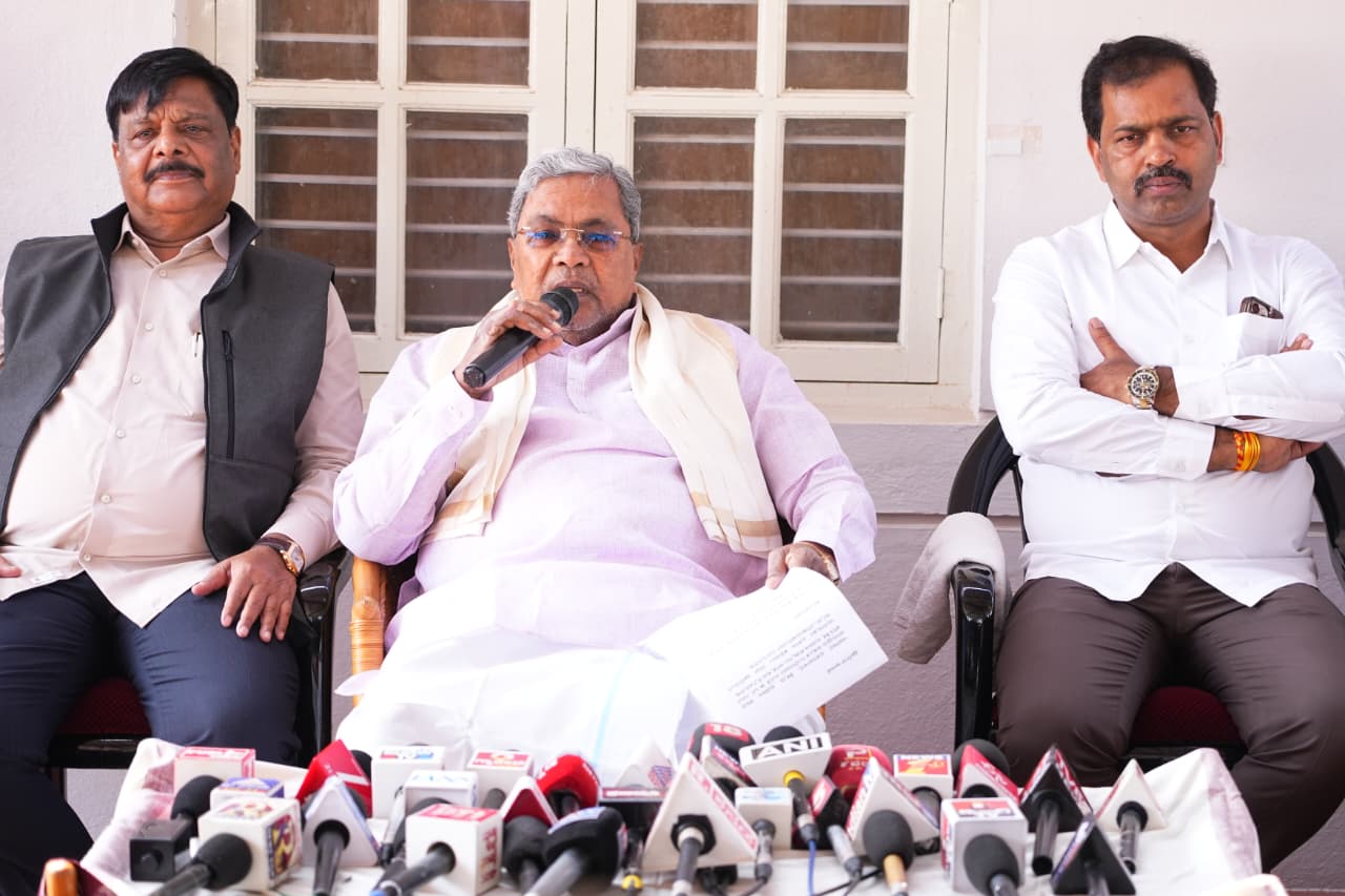 ಚುನಾವಣೆ ವೇಳೆಯಲ್ಲೇ ಬಾಂಬ್ ಬ್ಲಾಸ್ಟ್ : ಕೇಂದ್ರವೇ ತನಿಖೆ ಮಾಡಲಿ: ಸಿಎಂ ಚುನಾವಣೆ ವೇಳೆಯಲ್ಲೇ ಬಾಂಬ್ ಬ್ಲಾಸ್ಟ್ : ಕೇಂದ್ರವೇ ತನಿಖೆ ಮಾಡಲಿ: ಸಿಎಂ