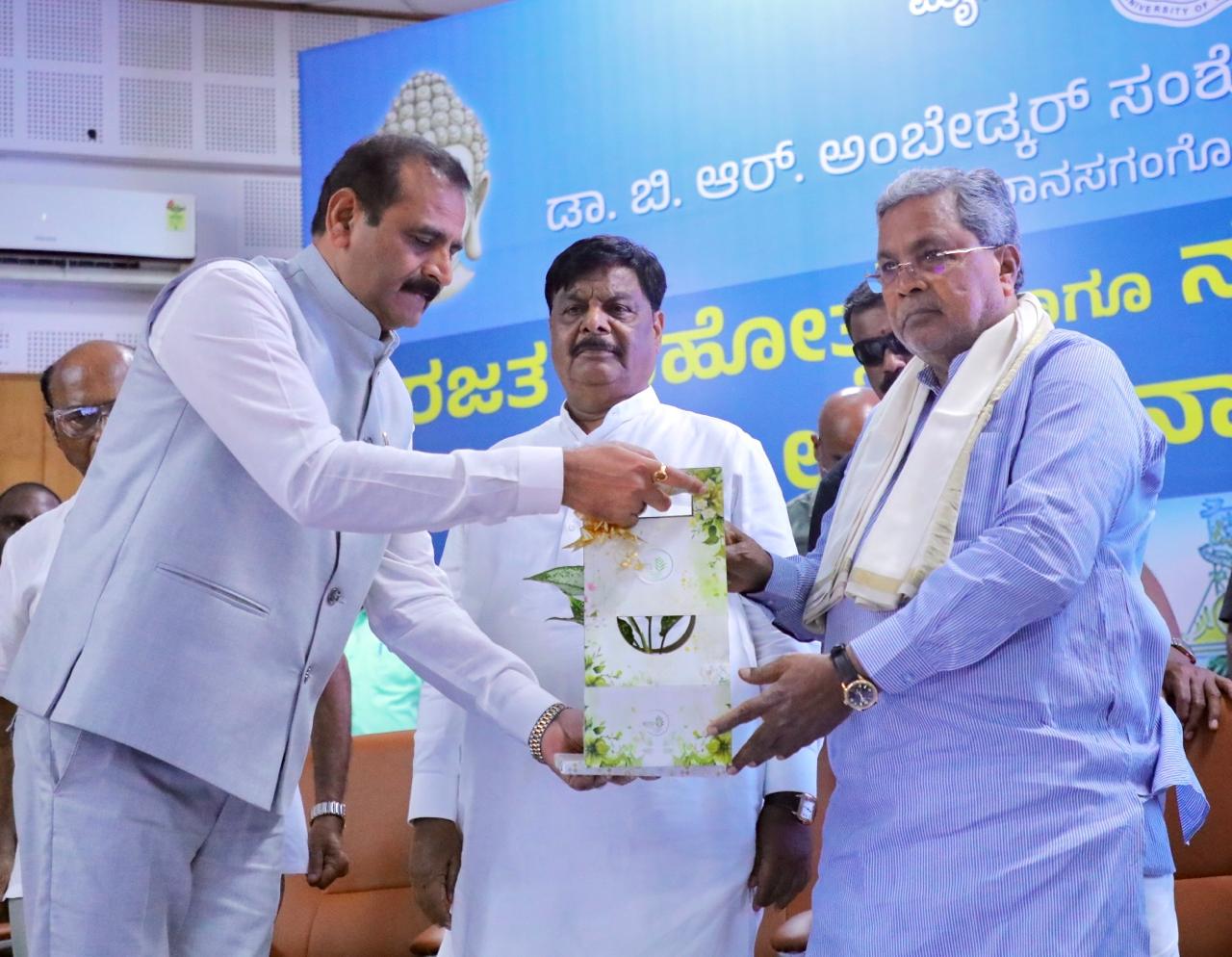 RSS ನವರು ಅಂಬೇಡ್ಕರ್ ಸಂವಿಧಾನವನ್ನು ವಿರೋಧಿಸಿದ್ದರು: ಇವರ ಬಗ್ಗೆ ಎಚ್ಚರ ಇರಲಿ: ಸಿ.ಎಂ.ಸಿದ್ದರಾಮಯ್ಯ ಕರೆ RSS ನವರು ಅಂಬೇಡ್ಕರ್ ಸಂವಿಧಾನವನ್ನು ವಿರೋಧಿಸಿದ್ದರು: ಇವರ ಬಗ್ಗೆ ಎಚ್ಚರ ಇರಲಿ: ಸಿ.ಎಂ.ಸಿದ್ದರಾಮಯ್ಯ ಕರೆ