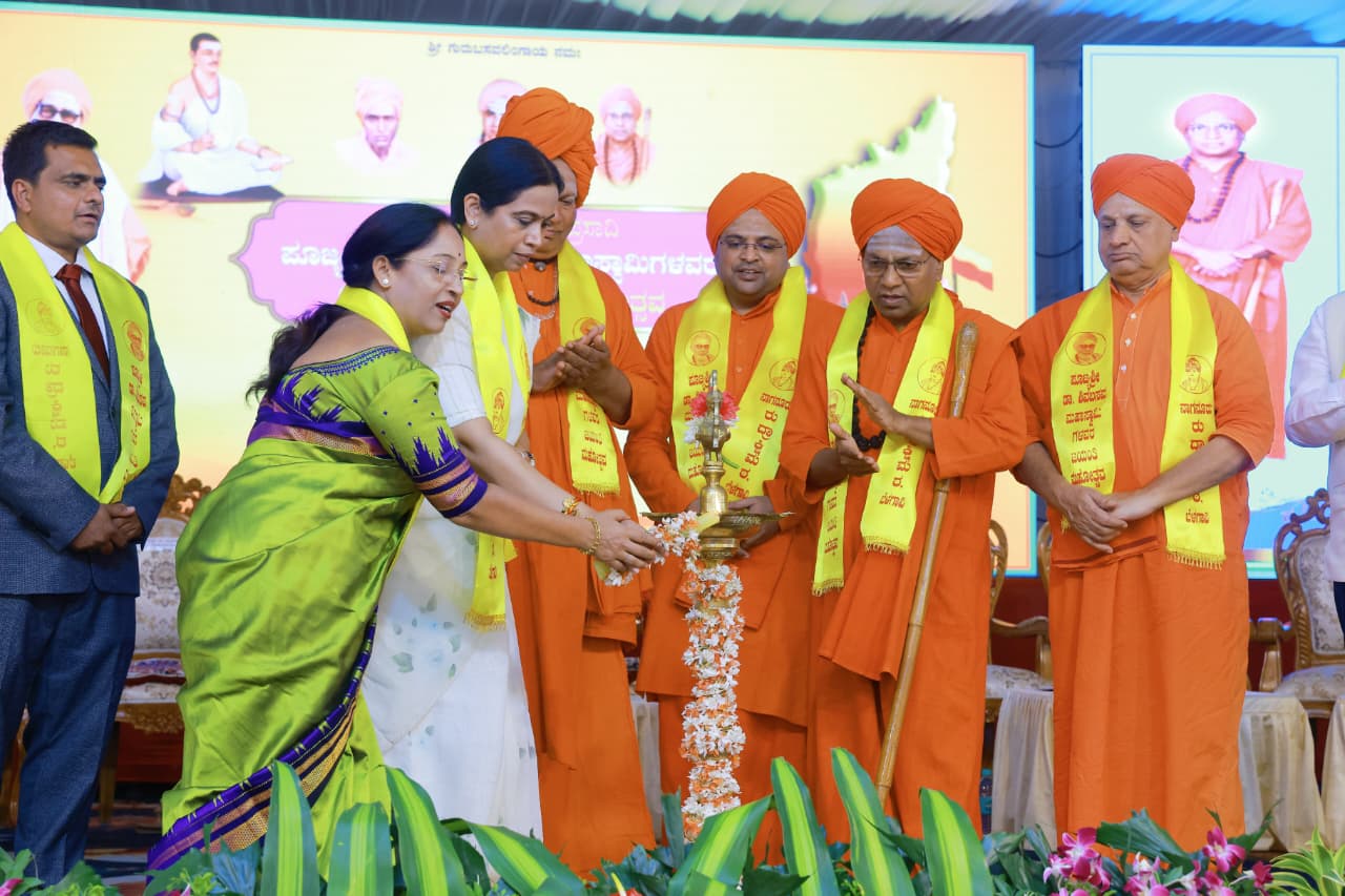 ತ್ರಿವಿಧ ದಾಸೋಹಗಳ ಮೂಲಕ ಜನ ಸಾಮಾನ್ಯರ ಸೇವೆ, ಮಠಗಳ ಸೇವಾ ಕಾರ್ಯ ಸರ್ಕಾರಕ್ಕೆ ಸ್ಫೂರ್ತಿ: ಸಚಿವೆ ಲಕ್ಷ್ಮೀ ಹೆಬ್ಬಾಳಕರ್ ತ್ರಿವಿಧ ದಾಸೋಹಗಳ ಮೂಲಕ ಜನ ಸಾಮಾನ್ಯರ ಸೇವೆ, ಮಠಗಳ ಸೇವಾ ಕಾರ್ಯ ಸರ್ಕಾರಕ್ಕೆ ಸ್ಫೂರ್ತಿ: ಸಚಿವೆ ಲಕ್ಷ್ಮೀ ಹೆಬ್ಬಾಳಕರ್