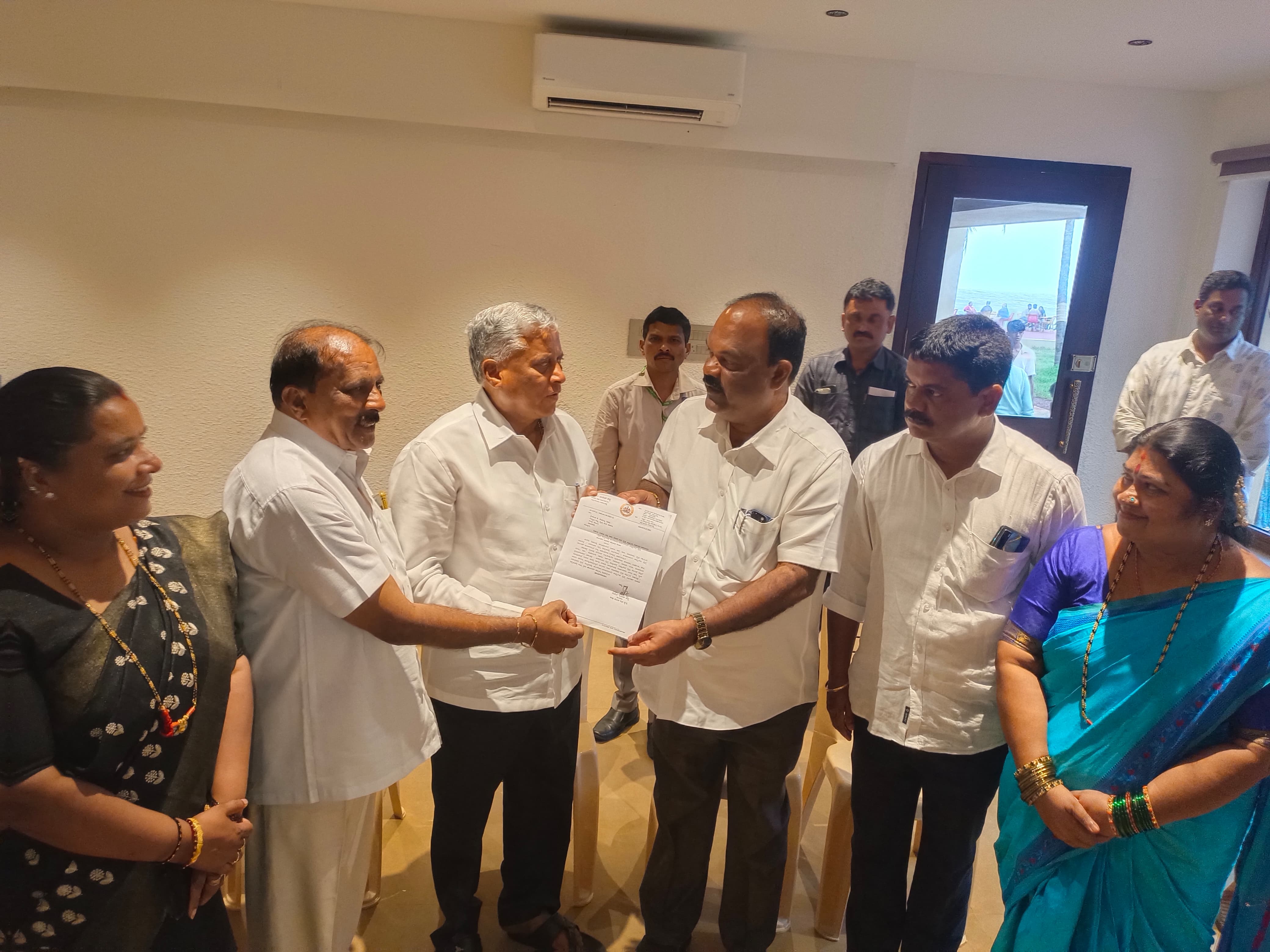 MLA Gurme Suresh Shetty requests Mangalore-Kurla Mathsangandha to stop at Padubidre-Paniyur station. MLA Gurme Suresh Shetty requests Mangalore-Kurla Mathsangandha to stop at Padubidre-Paniyur station.