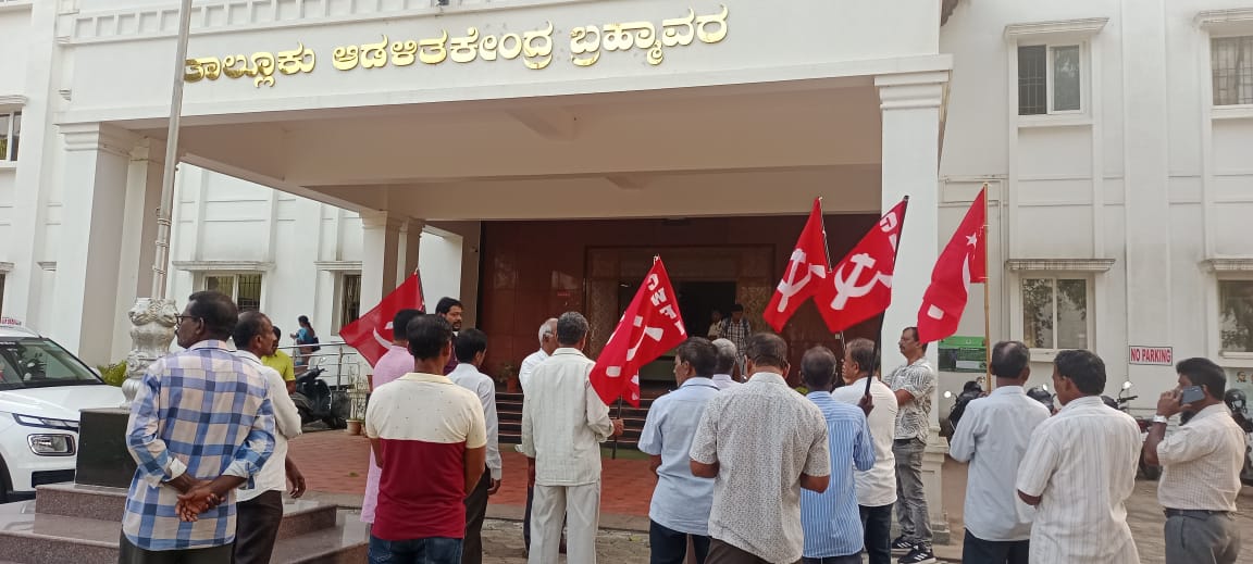 ಬ್ರಹ್ಮಾವರ: ಸರಕಾರಿ ಮೆಡಿಕಲ್ ಕಾಲೇಜಿಗಾಗಿ ಸಿಪಿಎಂ ಪ್ರತಿಭಟನೆ: ಬ್ರಹ್ಮಾವರ: ಸರಕಾರಿ ಮೆಡಿಕಲ್ ಕಾಲೇಜಿಗಾಗಿ ಸಿಪಿಎಂ ಪ್ರತಿಭಟನೆ:
