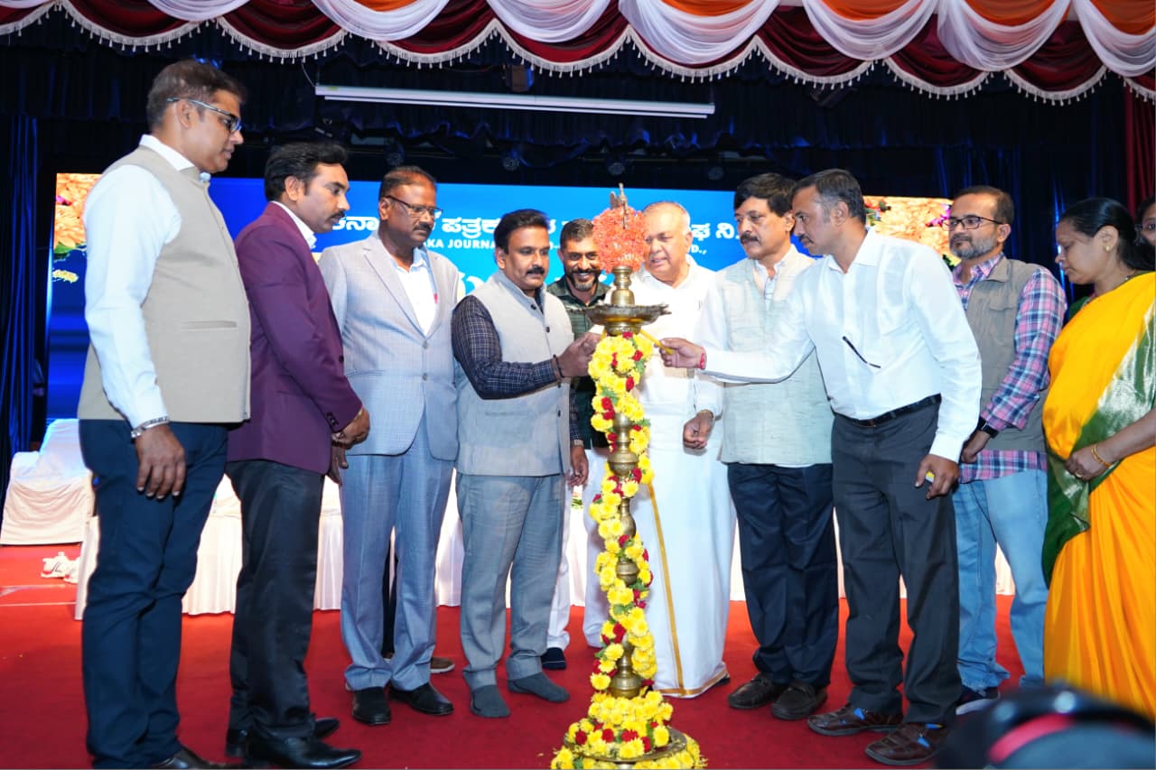 ನೋಟು ನಿಷೇಧವಾದಾಗ ಗ್ರಾಮೀಣ ಭಾರತವನ್ನು ಆರ್ಥಿಕ ಕುಸಿತದಿಂದ ಕಾಪಾಡಿದ್ದೇ ಸಹಕಾರಿ ಚಳವಳಿ: ಕೆ.ವಿ.ಪ್ರಭಾಕರ್ ನೋಟು ನಿಷೇಧವಾದಾಗ ಗ್ರಾಮೀಣ ಭಾರತವನ್ನು ಆರ್ಥಿಕ ಕುಸಿತದಿಂದ ಕಾಪಾಡಿದ್ದೇ ಸಹಕಾರಿ ಚಳವಳಿ: ಕೆ.ವಿ.ಪ್ರಭಾಕರ್