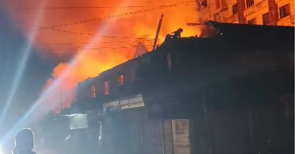 Kundapura: Fire Tragedy; Many shops were burnt down Kundapura: Fire Tragedy; Many shops were burnt down