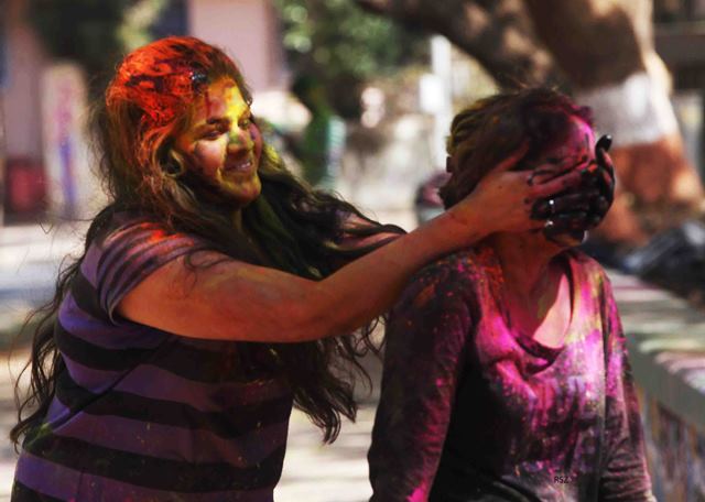 Photos- Holi 2017: Hereâ€™s how people are celebrating the festival of colours in Mumbai