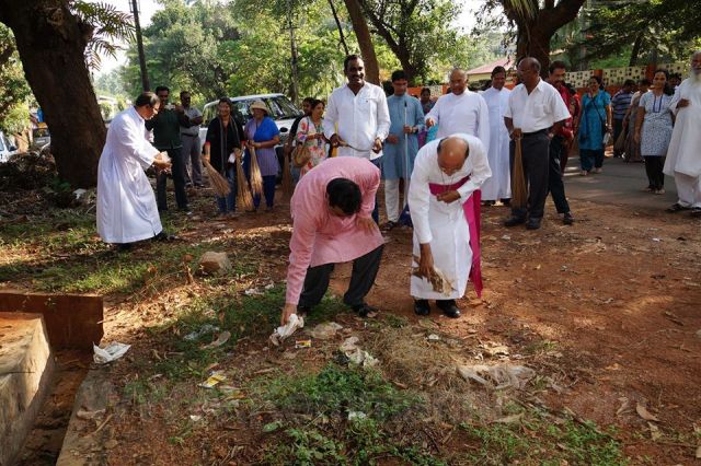 Udupi: Bishop Dr Gerald Lobo launches â€™Swachh Bharat Abhiyanâ€™