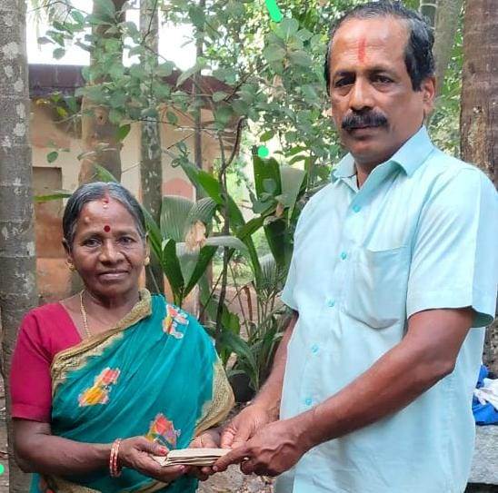 ಸನ್ಮಾನದ ಗೌರವ ಧನವನ್ನು ಮೃತ ಪತ್ರಿಕಾ ವಿತರಕನ ಕುಟುಂಬಕ್ಕೆ ನೀಡಿ ಮಾನವೀಯತೆ ಮೆರೆದ ವಿಶು ಶೆಟ್ಟಿ ಸನ್ಮಾನದ ಗೌರವ ಧನವನ್ನು ಮೃತ ಪತ್ರಿಕಾ ವಿತರಕನ ಕುಟುಂಬಕ್ಕೆ ನೀಡಿ ಮಾನವೀಯತೆ ಮೆರೆದ ವಿಶು ಶೆಟ್ಟಿ