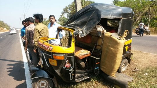 Rickshaw-Car collision at Mulky leaves two critical