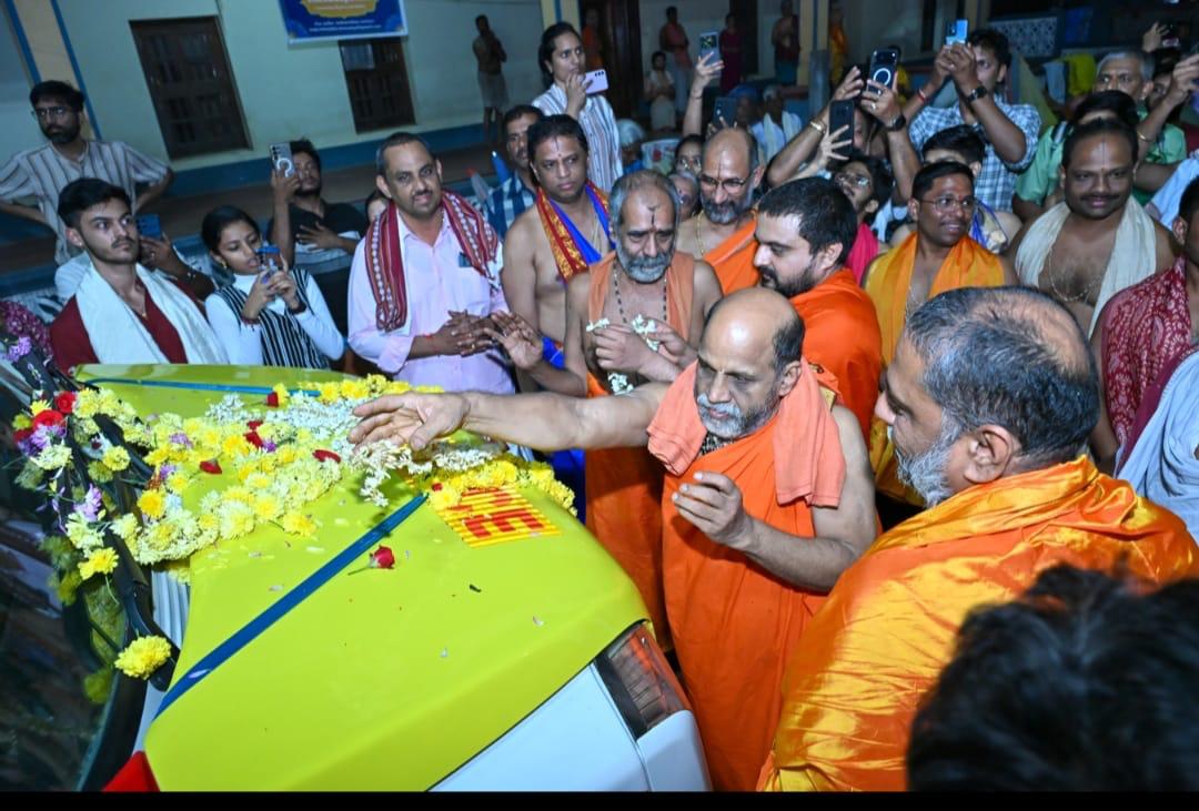 ರಥಬೀದಿಯಲ್ಲಿ ಸದಾ ಸೇವೆಗೆ ಲಭ್ಯವಾಗುವಂತೆ ತಯಾರಾದ ಆಂಬ್ಯುಲೆನ್ಸ್ ಅನ್ನು ದೀಪ ಬೆಳಗಿಸುವ ಮೂಲಕ ಲೋಕಾರ್ಪಣೆ ರಥಬೀದಿಯಲ್ಲಿ ಸದಾ ಸೇವೆಗೆ ಲಭ್ಯವಾಗುವಂತೆ ತಯಾರಾದ ಆಂಬ್ಯುಲೆನ್ಸ್ ಅನ್ನು ದೀಪ ಬೆಳಗಿಸುವ ಮೂಲಕ ಲೋಕಾರ್ಪಣೆ