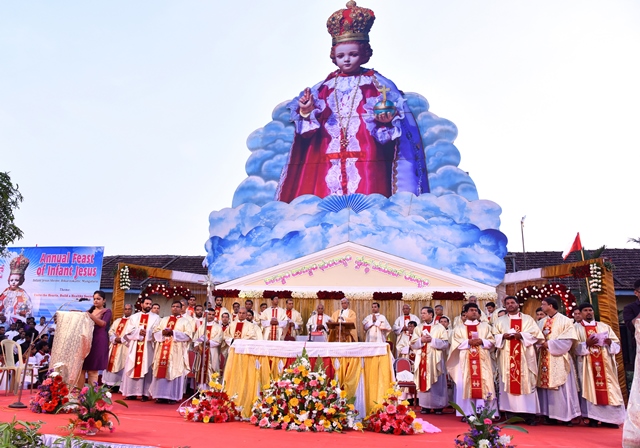 Udupi : Christians community of the Udupi Diocese offered Hote Kanike on Thursday, 14th January, 2016 on the occasion of Paryaya Festival of Sri Veshweshatheertha Swamiji of Pejawar Math who is ascending the throne on first time.