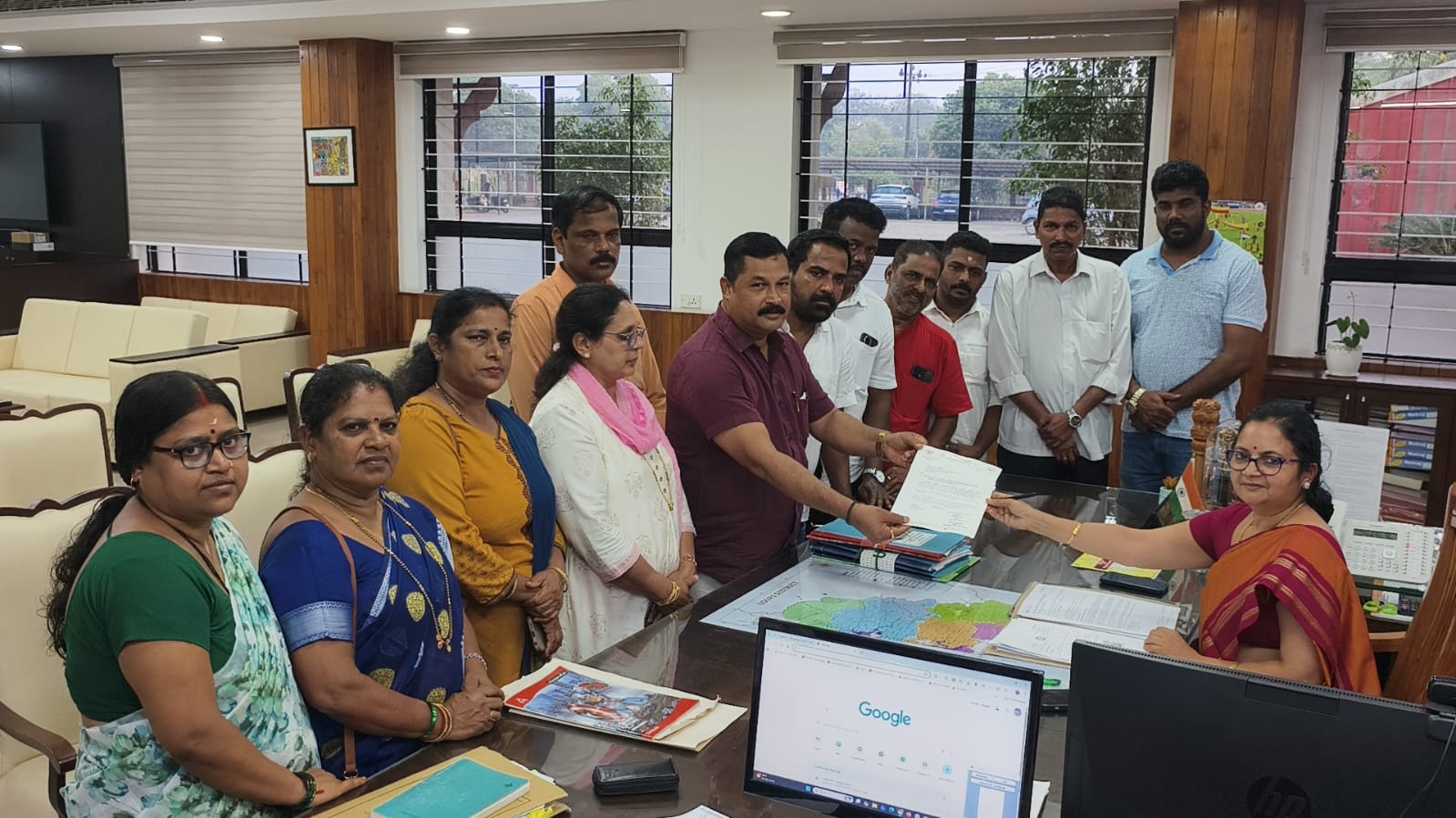 ಮಲ್ಪೆ ಹನುಮಾನ್ನಗರದ ಸರಕಾರಿ ಜಾಗವನ್ನು ಮೀನು ಮಾರಾಟ ಫೆಡರೇಷನ್ಗೆ ಗುತ್ತಿಗೆಯಾಗಿ ನೀಡಿರುವ ಒಪ್ಪಂದವನ್ನು ತಕ್ಷಣವೇ ರದ್ದುಗೊಳಿಸುವಂತೆ ಉಡುಪಿ ಬ್ಲಾಕ್ ಕಾಂಗ್ರೆಸ್ ಸಮಿತಿಯಿಂದ ಉಡುಪಿ ಜಿಲ್ಲಾ ಉಸ್ತುವಾರಿ ಸಚಿವರಿಗೆ ಮನವಿ ಮಲ್ಪೆ ಹನುಮಾನ್ನಗರದ ಸರಕಾರಿ ಜಾಗವನ್ನು ಮೀನು ಮಾರಾಟ ಫೆಡರೇಷನ್ಗೆ ಗುತ್ತಿಗೆಯಾಗಿ ನೀಡಿರುವ ಒಪ್ಪಂದವನ್ನು ತಕ್ಷಣವೇ ರದ್ದುಗೊಳಿಸುವಂತೆ ಉಡುಪಿ ಬ್ಲಾಕ್ ಕಾಂಗ್ರೆಸ್ ಸಮಿತಿಯಿಂದ ಉಡುಪಿ ಜಿಲ್ಲಾ ಉಸ್ತುವಾರಿ ಸಚಿವರಿಗೆ ಮನವಿ