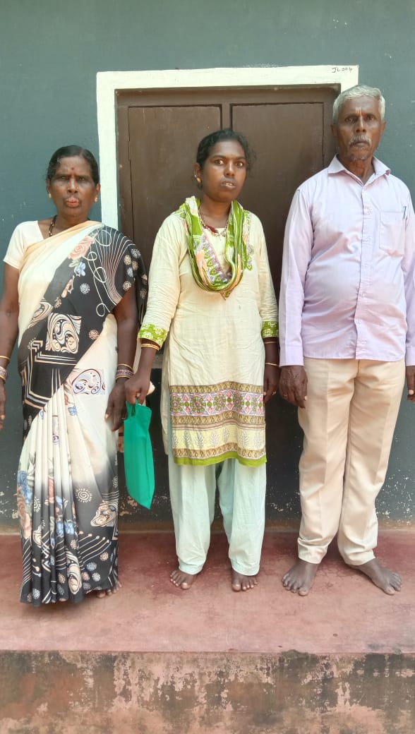 ರಕ್ಷಿಸಲ್ಪಟ್ಟ ಮಹಿಳೆ ಹೆತ್ತವರ  ವಶಕ್ಕೆ ರಕ್ಷಿಸಲ್ಪಟ್ಟ ಮಹಿಳೆ ಹೆತ್ತವರ  ವಶಕ್ಕೆ