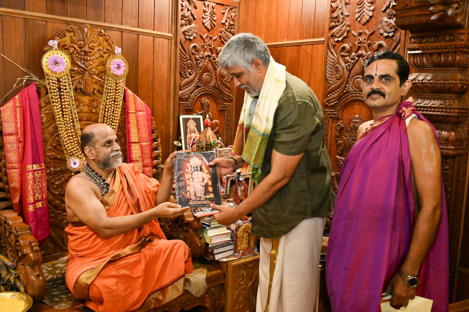 ಚತುರ್ಭಾಷಾ ನಟ ಶ್ರೀ ಸಂಪತ್ಕುಮಾರ್ ಇಂದು ಕೃಷ್ಣಮಠಕ್ಕೆ ಬಂದು ಕೃಷ್ಣದರ್ಶನ ಚತುರ್ಭಾಷಾ ನಟ ಶ್ರೀ ಸಂಪತ್ಕುಮಾರ್ ಇಂದು ಕೃಷ್ಣಮಠಕ್ಕೆ ಬಂದು ಕೃಷ್ಣದರ್ಶನ