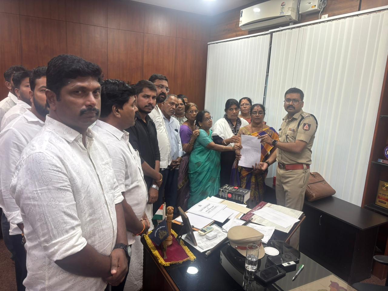 ವಡಭಾಂಡೇಶ್ವರ ಅನಧಿಕೃತ ಮದರಸದಲ್ಲಿ ಅಕ್ರಮ ಚಟುವಟಿಕೆ ಕಡಿವಾಣಕ್ಕೆ ಜಿಲ್ಲಾ ಪೊಲೀಸ್ ವರಿಷ್ಠಾಧಿಕಾರಿಗಳಿಗೆ ಸಾರ್ವಜನಿಕರಿಂದ ಮನವಿ ವಡಭಾಂಡೇಶ್ವರ ಅನಧಿಕೃತ ಮದರಸದಲ್ಲಿ ಅಕ್ರಮ ಚಟುವಟಿಕೆ ಕಡಿವಾಣಕ್ಕೆ ಜಿಲ್ಲಾ ಪೊಲೀಸ್ ವರಿಷ್ಠಾಧಿಕಾರಿಗಳಿಗೆ ಸಾರ್ವಜನಿಕರಿಂದ ಮನವಿ