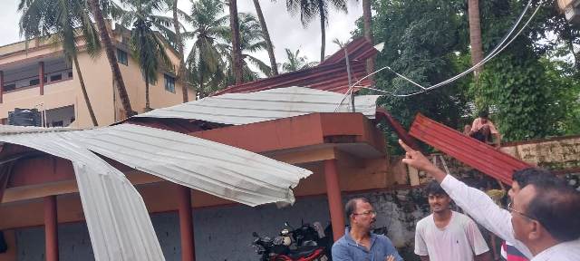 ಉಡುಪಿ | ಭಾರೀ ಗಾಳಿ-ಮಳೆಗೆ ಕಲ್ಯಾಣಪುರದ ಮಿಲಾಗ್ರಿಸ್ ಕಾಲೇಜಿನ ಛಾವಣಿ ಶೀಟ್ ಕುಸಿತ ಉಡುಪಿ | ಭಾರೀ ಗಾಳಿ-ಮಳೆಗೆ ಕಲ್ಯಾಣಪುರದ ಮಿಲಾಗ್ರಿಸ್ ಕಾಲೇಜಿನ ಛಾವಣಿ ಶೀಟ್ ಕುಸಿತ