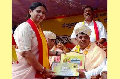 Blood Donor - Mahesh Poojari, Hoode felicitated with Rajyostava Award. Blood Donor - Mahesh Poojari, Hoode felicitated with Rajyostava Award.