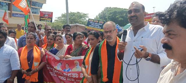 Udupi District BJP, Udupi City and Rural Mandal ’massive protest’ against State Congress Government on Waqf Board. Udupi District BJP, Udupi City and Rural Mandal ’massive protest’ against State Congress Government on Waqf Board.