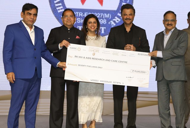 Anil Kapoor Presents ₹75 Lakh Cheque to Dr. Dharmendra Kumar Anil Kapoor Presents ₹75 Lakh Cheque to Dr. Dharmendra Kumar