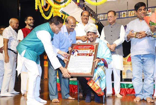 ನಾಲ್ಕುವರೆ ದಶಕಗಳ ಬಳಿಕ ಷಣ್ಮುಖಾನಂದ ಸಭಾಗೃಹದಲ್ಲಿ ಪ್ರದರ್ಶನಕಂಡ ಯಕ್ಷಗಾನ ನಾಲ್ಕುವರೆ ದಶಕಗಳ ಬಳಿಕ ಷಣ್ಮುಖಾನಂದ ಸಭಾಗೃಹದಲ್ಲಿ ಪ್ರದರ್ಶನಕಂಡ ಯಕ್ಷಗಾನ