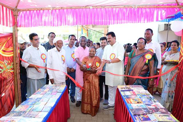 ಕರ್ನಾಟಕ ಕೊಂಕಣಿ ಸಾಹಿತ್ಯ ಅಕಾಡೆಮಿಯಿಂದ ಸಿದ್ದಿ ಸಮಾವೇಶವು ಮಾರ್ಚ್ 15 ಮತ್ತು 16ರಂದು ಯಲ್ಲಾಪುರದ ಮುಂಡುಗೋಡಿನಲ್ಲಿ ಜರುಗಿತು. ಕರ್ನಾಟಕ ಕೊಂಕಣಿ ಸಾಹಿತ್ಯ ಅಕಾಡೆಮಿಯಿಂದ ಸಿದ್ದಿ ಸಮಾವೇಶವು ಮಾರ್ಚ್ 15 ಮತ್ತು 16ರಂದು ಯಲ್ಲಾಪುರದ ಮುಂಡುಗೋಡಿನಲ್ಲಿ ಜರುಗಿತು.