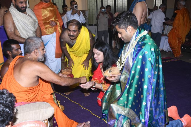 ಮುಂಬಯಿ ; ಪೇಜಾವರ ಮಠದಲ್ಲಿ ಶ್ರೀ ಶ್ರೀ ವಿಶ್ವಪ್ರಸನ್ನ ತೀರ್ಥ ಸ್ವಾಮೀಜಿ - ಸೂರ್ಯಕುಮಾರ್ ಯಾದವ್-ದೇವಿಶಾ ಶೆಟ್ಟಿಗೆ ಸನ್ಮಾನ ಮುಂಬಯಿ ; ಪೇಜಾವರ ಮಠದಲ್ಲಿ ಶ್ರೀ ಶ್ರೀ ವಿಶ್ವಪ್ರಸನ್ನ ತೀರ್ಥ ಸ್ವಾಮೀಜಿ - ಸೂರ್ಯಕುಮಾರ್ ಯಾದವ್-ದೇವಿಶಾ ಶೆಟ್ಟಿಗೆ ಸನ್ಮಾನ