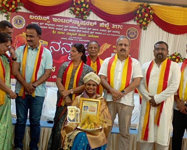 ಉಡುಪಿ: ಡಾ’ ವಿಶ್ವಲತಾ ಸತೀಶ್ ಲಯನ್ ಗಾನ ಸಾಮ್ರಾಟ್ ಬಿರುದುನೊಂದಿಗೆ ಪ್ರಥಮ ಸ್ಥಾನ ಉಡುಪಿ: ಡಾ’ ವಿಶ್ವಲತಾ ಸತೀಶ್ ಲಯನ್ ಗಾನ ಸಾಮ್ರಾಟ್ ಬಿರುದುನೊಂದಿಗೆ ಪ್ರಥಮ ಸ್ಥಾನ