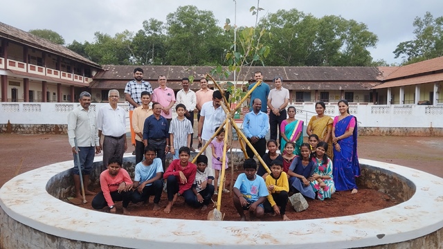 ಸಂಘ ಶತಾಬ್ದಿಯ ನೆನಪಿಗೆ ಅಶ್ವತ ಗಿಡ ನೀಡುವ ಕಾರ್ಯಕ್ರಮ ಸಂಘ ಶತಾಬ್ದಿಯ ನೆನಪಿಗೆ ಅಶ್ವತ ಗಿಡ ನೀಡುವ ಕಾರ್ಯಕ್ರಮ