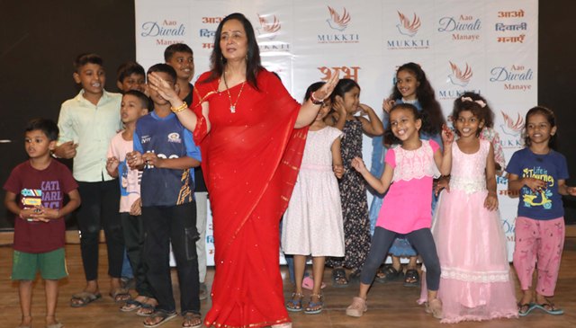 On Diwali, Mukkti Foundation Distributes School Bags to Slum Children On Diwali, Mukkti Foundation Distributes School Bags to Slum Children