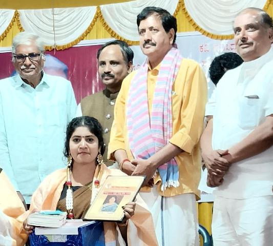 ಅನಿತಾ ಪಿ ತಾಕೊಡೆ ಅವರ ಪ್ರಶಸ್ತಿ ವಿಜೇತ  ’ಮೇಣಕ್ಕಂಟಿದ ಬತ್ತಿ ಅನಿತಾ ಪಿ ತಾಕೊಡೆ ಅವರ ಪ್ರಶಸ್ತಿ ವಿಜೇತ  ’ಮೇಣಕ್ಕಂಟಿದ ಬತ್ತಿ