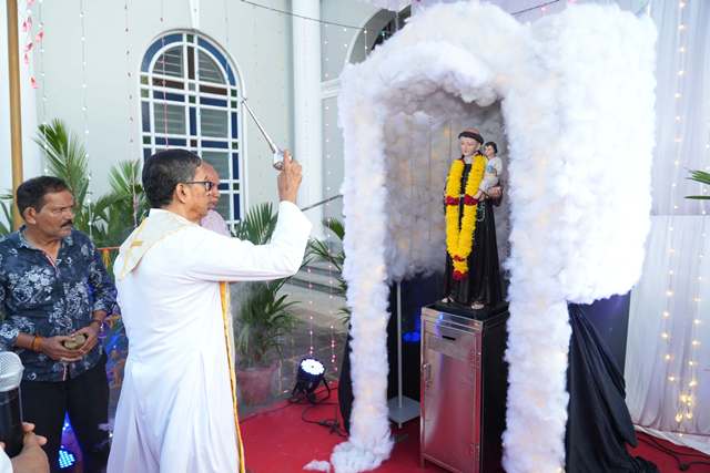 St Anthony Ashram Set for Grand Relic Feast; Msgr Maxim Noronha Inaugurates Novena with Flag Hoisting at Milagres Shrine St Anthony Ashram Set for Grand Relic Feast; Msgr Maxim Noronha Inaugurates Novena with Flag Hoisting at Milagres Shrine