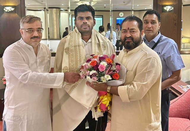 ‘ಸಿಂಗಂ ಅಣ್ಣಾಮಲೈ’ಯನ್ನು ಬೃಹನ್ಮುಂಬಯಿಗೆ ಬರಮಾಡಿಕೊಂಡ ವಿಜಯ್ ಎಸ್.ಶೆಟ್ಟಿ ‘ಸಿಂಗಂ ಅಣ್ಣಾಮಲೈ’ಯನ್ನು ಬೃಹನ್ಮುಂಬಯಿಗೆ ಬರಮಾಡಿಕೊಂಡ ವಿಜಯ್ ಎಸ್.ಶೆಟ್ಟಿ