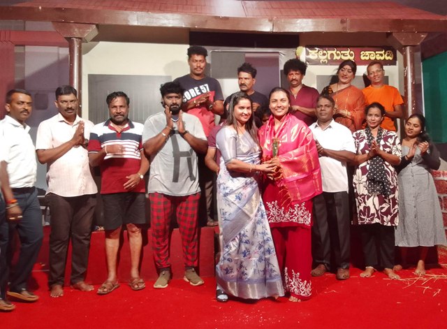 ಬರೋಡಾದಲ್ಲಿ ಪ್ರದರ್ಶನಗೊಂಡ ಕಿನ್ನಿಗೋಳಿ ವಿಜಯ ಕಲಾವಿದ ತಂಡದ ‘ಅಮ್ಮು ಅಮ್ಮುಂದರ್’ ನಾಟಕ ಬರೋಡಾದಲ್ಲಿ ಪ್ರದರ್ಶನಗೊಂಡ ಕಿನ್ನಿಗೋಳಿ ವಿಜಯ ಕಲಾವಿದ ತಂಡದ ‘ಅಮ್ಮು ಅಮ್ಮುಂದರ್’ ನಾಟಕ