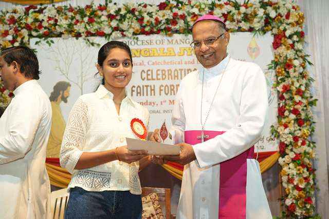 Mangalore Diocese Celebrates Catechism Day; 73 Top Scorers in 10th Grade Diocesan Catechism Examination Honoured Mangalore Diocese Celebrates Catechism Day; 73 Top Scorers in 10th Grade Diocesan Catechism Examination Honoured