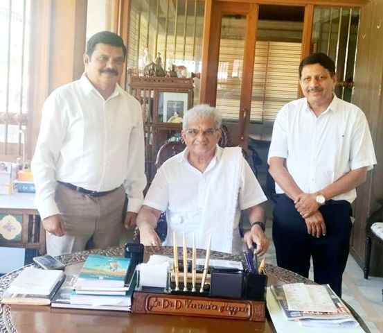 ಡಾ| ವೀರೇಂದ್ರ ಹೆಗ್ಗಡೆ ಭೇಟಿಗೈದ ಧರ್ಮಪಾಲ್ ದೇವಾಡಿಗ-ಚಂದ್ರಶೇಖರ ಬೆಳ್ಚಡ ಡಾ| ವೀರೇಂದ್ರ ಹೆಗ್ಗಡೆ ಭೇಟಿಗೈದ ಧರ್ಮಪಾಲ್ ದೇವಾಡಿಗ-ಚಂದ್ರಶೇಖರ ಬೆಳ್ಚಡ