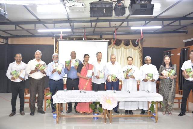 ಕೊಂಕಣಿ ತಿಯಾತ್ರಾಚೆರ್ ರಾಷ್ಟ್ರೀಯ್ ಪರಿಸಂವಾದ್ - ರೋಮಿ ಲಿಪಿಂತ್ಲೆಂ ಪಯ್ಲೆಂ ಜರ್ನಲ್ ಸೊದ್-ಪರ್ಮಳ್ ಲೊಕಾರ್ಪಣ್ ಕೊಂಕಣಿ ತಿಯಾತ್ರಾಚೆರ್ ರಾಷ್ಟ್ರೀಯ್ ಪರಿಸಂವಾದ್ - ರೋಮಿ ಲಿಪಿಂತ್ಲೆಂ ಪಯ್ಲೆಂ ಜರ್ನಲ್ ಸೊದ್-ಪರ್ಮಳ್ ಲೊಕಾರ್ಪಣ್