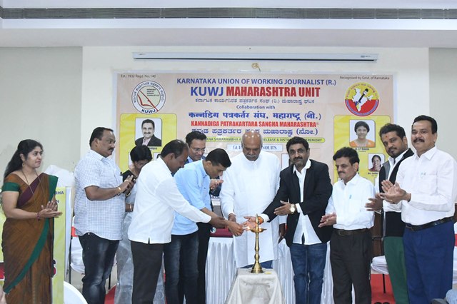 ಕರ್ನಾಟಕ ಕಾರ್ಯನಿರತ ಪತ್ರಕರ್ತರ ಸಂಘ ಮಹಾರಾಷ್ಟ್ರ ಘಟಕದ ಪದಗ್ರಹಣ-ಡೈಯರಿ ಬಿಡುಗಡೆ ಕರ್ನಾಟಕ ಕಾರ್ಯನಿರತ ಪತ್ರಕರ್ತರ ಸಂಘ ಮಹಾರಾಷ್ಟ್ರ ಘಟಕದ ಪದಗ್ರಹಣ-ಡೈಯರಿ ಬಿಡುಗಡೆ