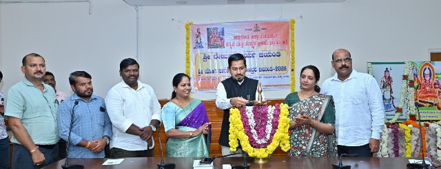 ಮಹನೀಯರುಗಳ ತತ್ವ, ಆದರ್ಶ ಪಾಲನೆಯಿಂದ ಮೌಲ್ಯಯುತ ಸಮಾಜ ನಿರ್ಮಾಣ : ಅಪರ ಜಿಲ್ಲಾಧಿಕಾರಿ ಮಹನೀಯರುಗಳ ತತ್ವ, ಆದರ್ಶ ಪಾಲನೆಯಿಂದ ಮೌಲ್ಯಯುತ ಸಮಾಜ ನಿರ್ಮಾಣ : ಅಪರ ಜಿಲ್ಲಾಧಿಕಾರಿ