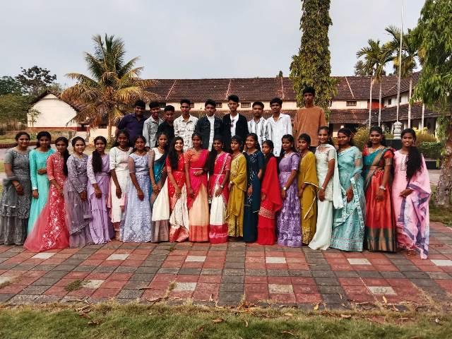 National High School Organises a Heart-Touching Farewell to Their Science Teacher and the Outgoing SSLC Batch 2025-26 National High School Organises a Heart-Touching Farewell to Their Science Teacher and the Outgoing SSLC Batch 2025-26