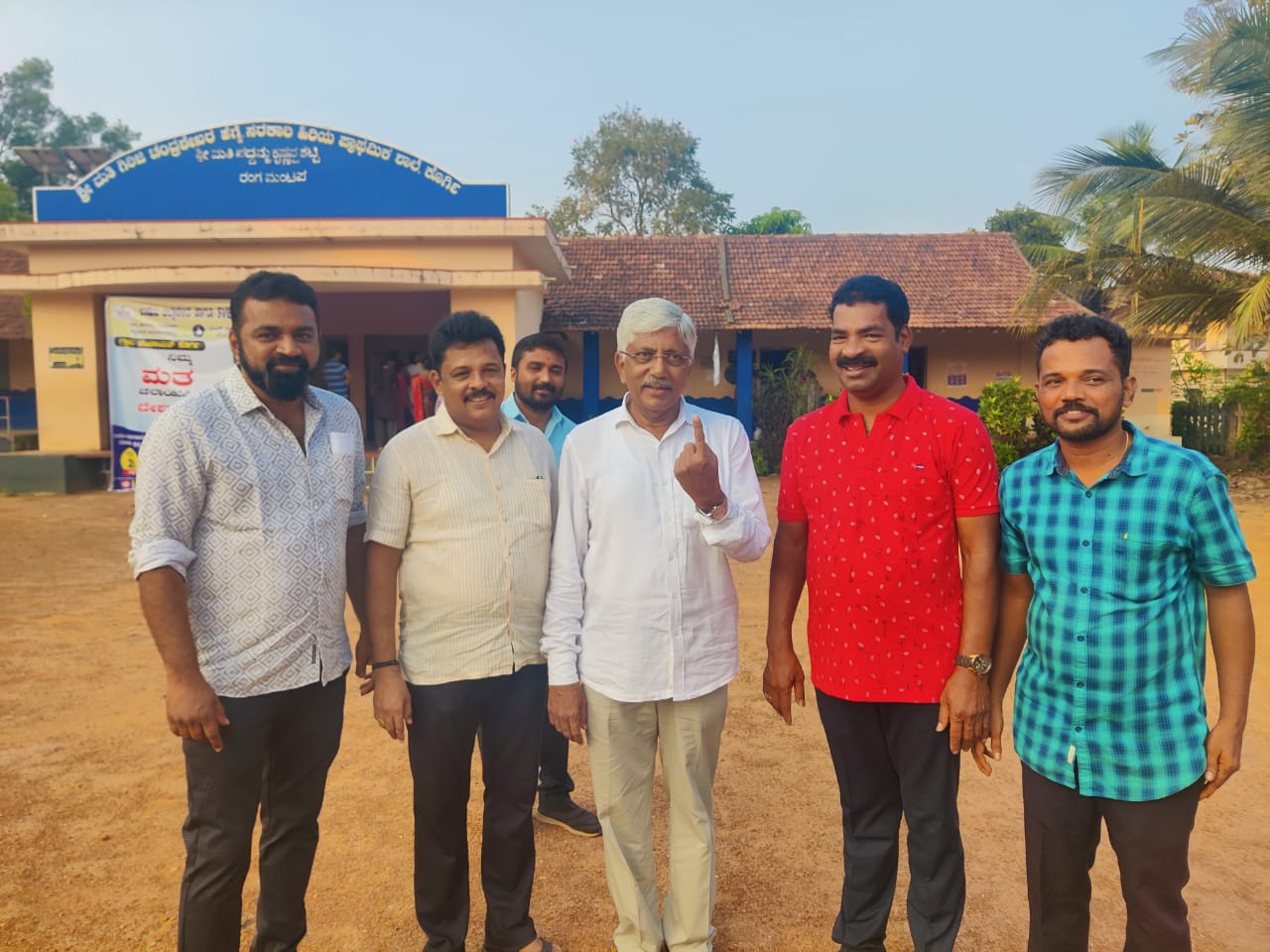 ಮೊಬಾಯ್ಲ್ ಫೋನ್ ನಲ್ಲಿ ಮಾತನಾಡುತ್ತಿರುವಾಗ ಸಿಡಿಲು ಬಡಿದು ವಿಧಿವಶನಾದ ಪ್ರಮೋದ್ ಶೆಟ್ಟಿ ಯವರ ಮನೆಗೆ ಬೇಟಿ ನೀಡಿದ ತೋನ್ಸೆ ಬಂಟರ ಸಂಘದ ಅಧ್ಯಕ್ಷ