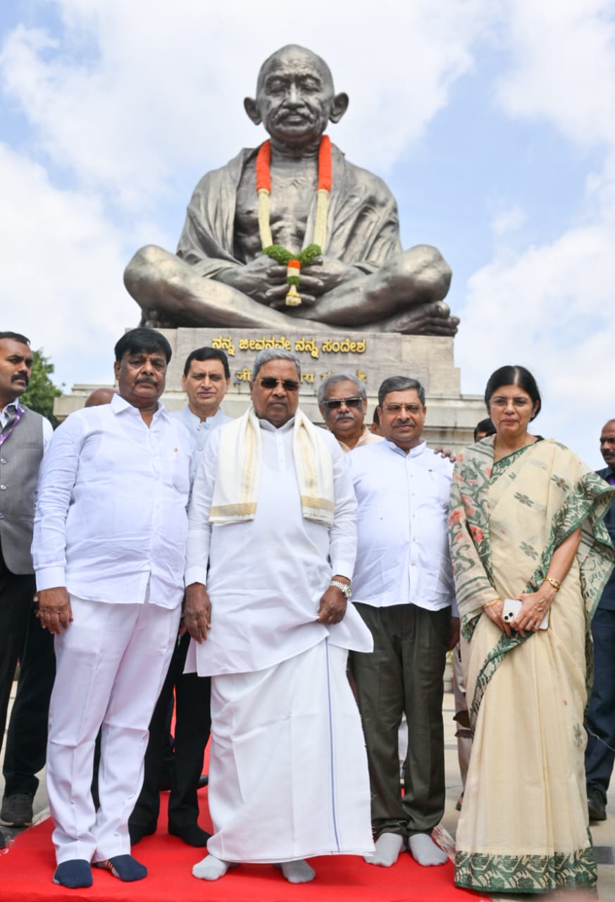 ಶ್ರೀ ಸಿದ್ದರಾಮಯ್ಯ ಅವರು ವಿಧಾನಸೌಧದಲ್ಲಿ ದಿವಂಗತ ಲಾಲ್ ಬಹದ್ದೂರ್ ಶಾಸ್ತ್ರಿ ಹಾಗೂ ರಾಷ್ಟ್ರಪಿತ ಮಹಾತ್ಮ ಗಾಂಧೀಜಿಯವರ ಪ್ರತಿಮೆ ಬಳಿ ಅವರ ಭಾವಚಿತ್ರಕ್ಕೆ ಮಾಲಾರ್ಪಣೆ ಮಾಡಿ ಪುಷ್ಪ ನಮನ