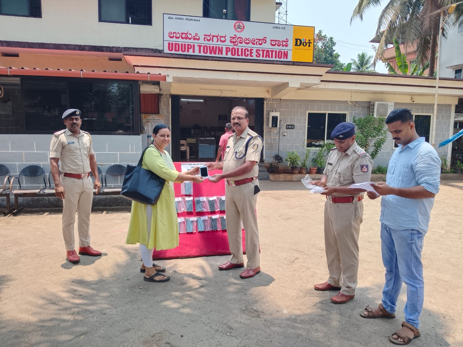 Divya Jayaprakash Hegde, daugther of Congress candidate Jayaprakash Hegde visits Ozanam