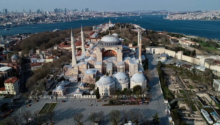 Thousands gather around Hagia Sophia for first Friday prayers