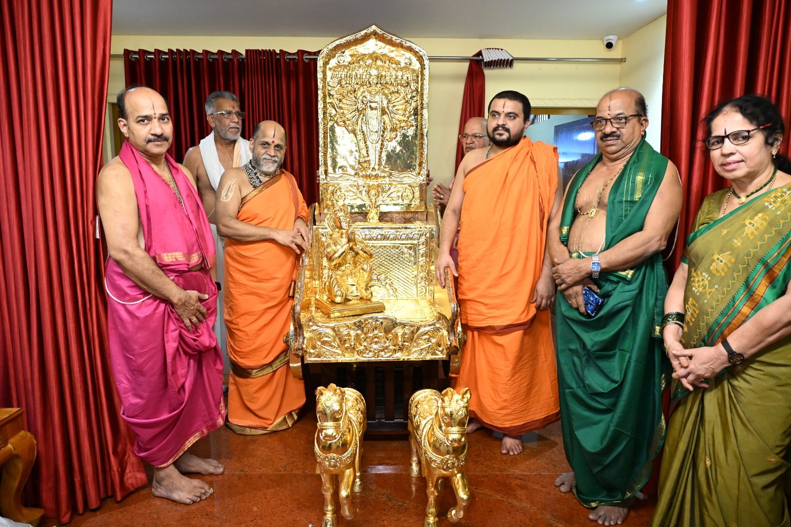 ಸ್ವರ್ಣ ಪಾರ್ಥ ಸಾರಥಿ ರಥ ಚಿನ್ನದ ಹೊದಿಕೆ ಕಾರ್ಯಕ್ಕೆ ಚಾಲನೆ ಸ್ವರ್ಣ ಪಾರ್ಥ ಸಾರಥಿ ರಥ ಚಿನ್ನದ ಹೊದಿಕೆ ಕಾರ್ಯಕ್ಕೆ ಚಾಲನೆ