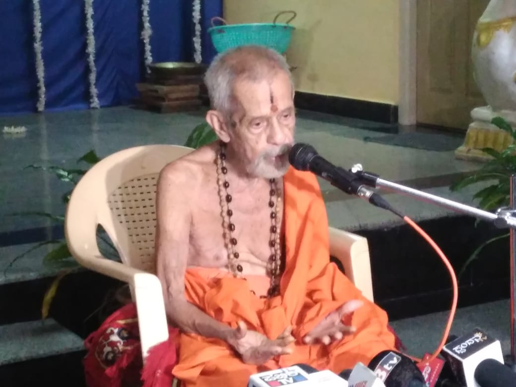 Hindus and Muslims must accept the judgment with equanimity: Pajavar Seer